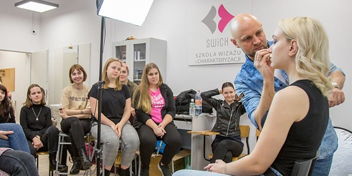 Daniel Sobieśniewski prowadzi warsztaty w Szkole Wizażu i Charakteryzacji SWiCh
